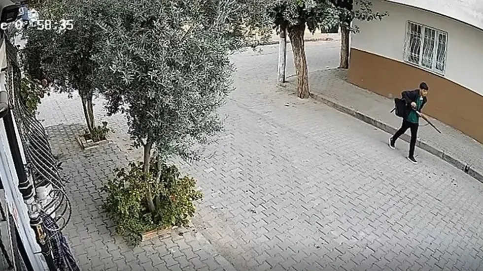 Manisa'daki saldırganın güvenlik kamerasına yansıyan görüntüsü.