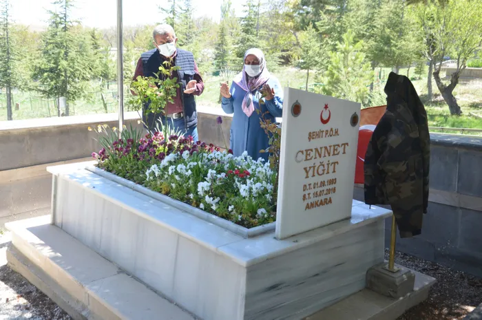 15 Temmuz şehidi Cennet Yiğit’in annesi yürekleri dağladı: Üniformanın üzerinde hâlâ kokun var