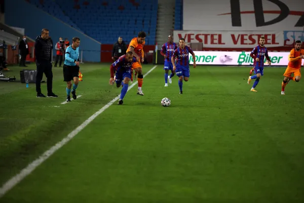 Son dakika: Galatasaray Trabzon’da liderliğe uzandı! Sarı kırmızılılar Trabzonspor’u iki golle geçti