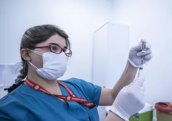 Koronavirüs aşısı için flaş çağrı! Hastalık aşı olmayanlar arasında geziyor