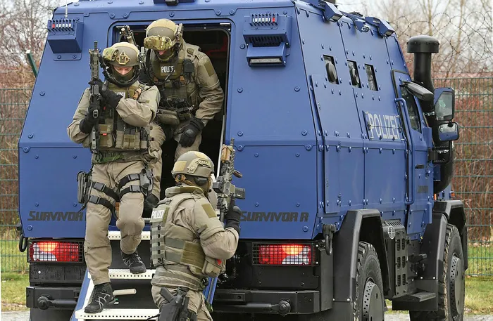 Almanya'da polis panzerlerinde ''Nazi sembolü'' tartışması! - 1