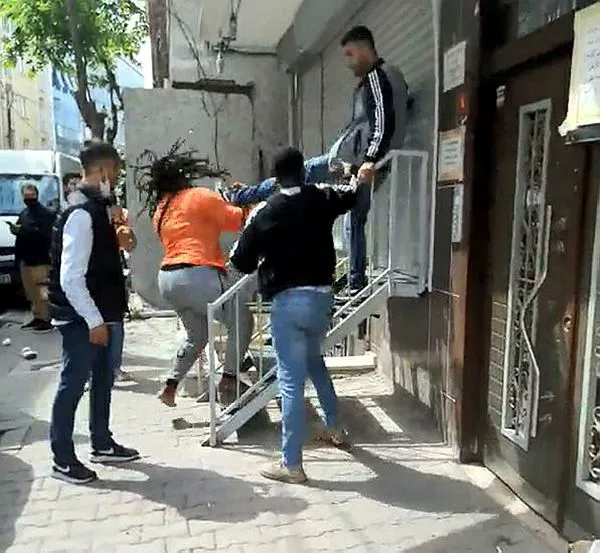 İstanbul’da paraları çalınan Afrikalı çift çılgına döndü! Tekmeli-yumruklu kavga çıktı - 1