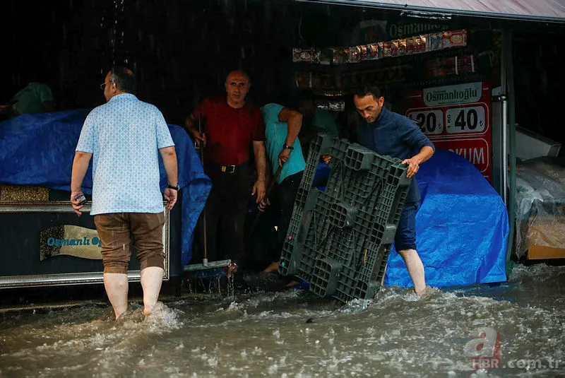İstanbul'u sağanak vurdu! Yollar göle döndü, araçlar sulara gömüldü | Eminönü'nde dükkanları su bastı | Beykoz'da istinat duvarı çöktü 8
