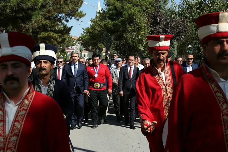 Rıza Kayaalp, memleketi Yozgat'ta çiçeklerle karşılandı - 5
