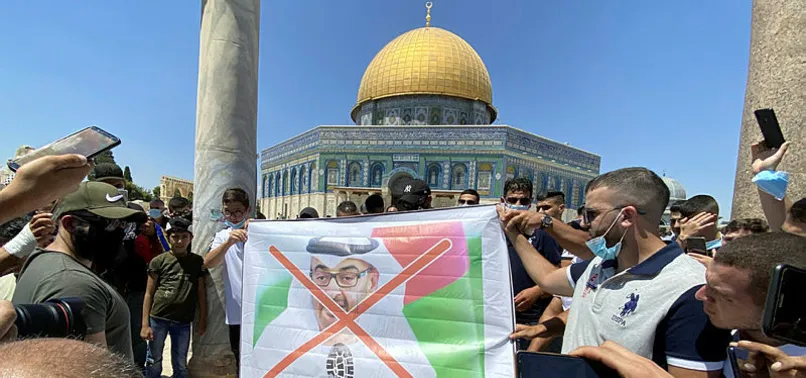 Filistin'de İsrail ile anlaşan BAE'ya tepki! Abu Dabi Veliaht Prensi Bin Zayid’in posterlerini ateşe verdiler