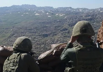 Bingöl'de bir terörist teslim oldu
