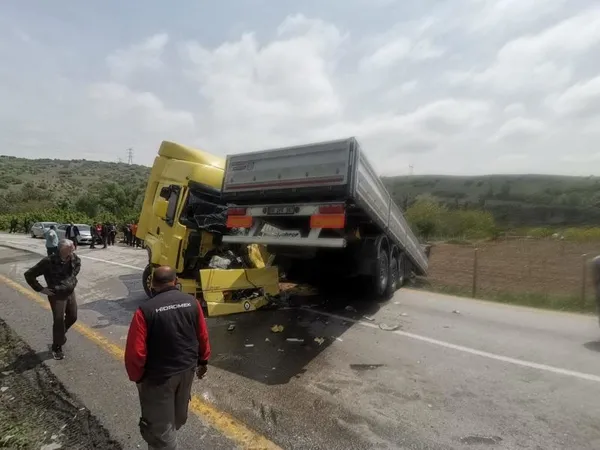 1683983206700.jpg Ankara'da 2 TIR kafa kafaya çarpıştı! Kaza anı kamerada - 1