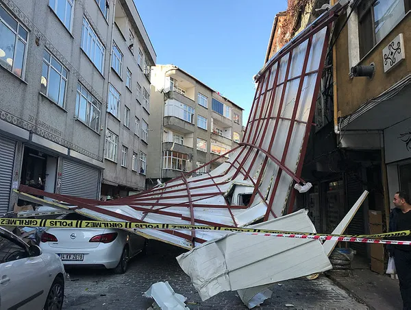 İstanbul’da şiddetli lodos hayatı olumuz etkiledi! Beyoğlu’nda lodosun etkisiyle bir binanın çatısı uçtu - 2