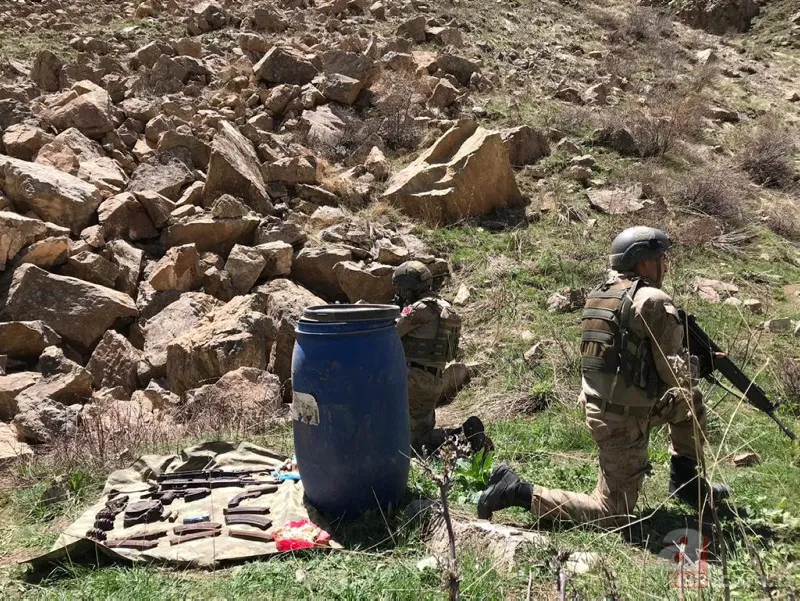 Terör örgütü PKK'nın cephaneliği ele geçirildi 20