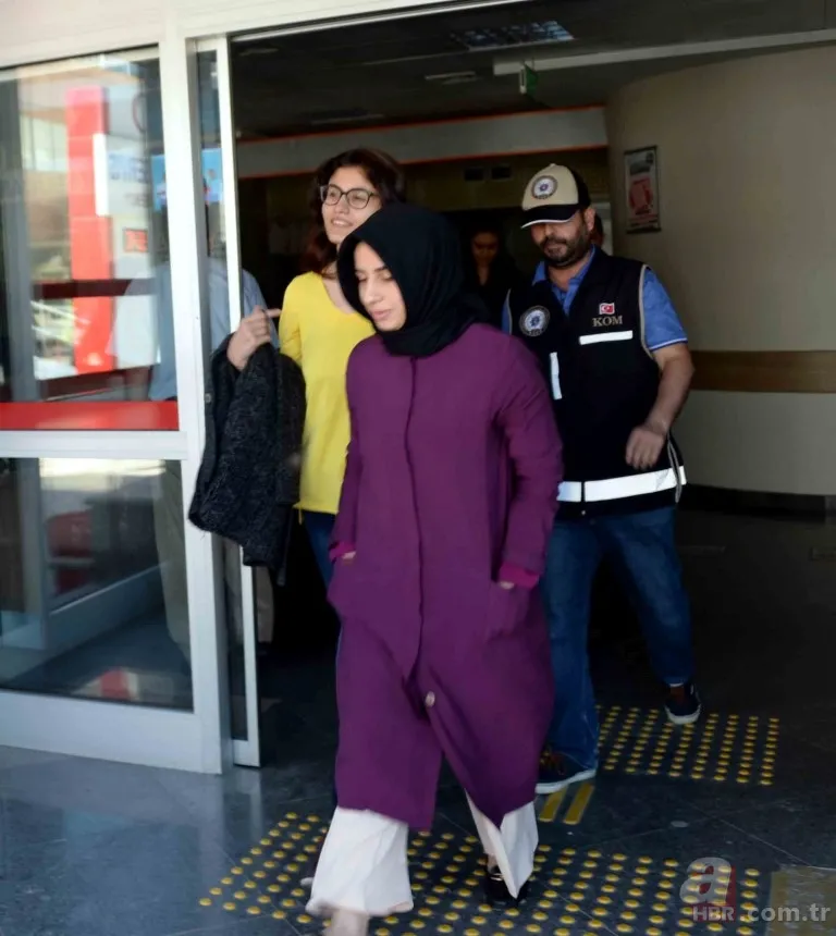 FETÖ operasyonunda yakalanan kadın objektiflere gülerek poz verdi 4