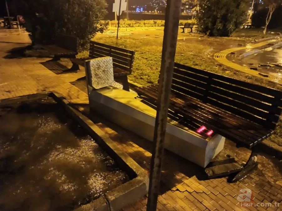 SON DAKİKA | Bursa Gemlik’te tsunamiyi andıran görüntüler! Araçlar ve dükkanlar sular altında... 13