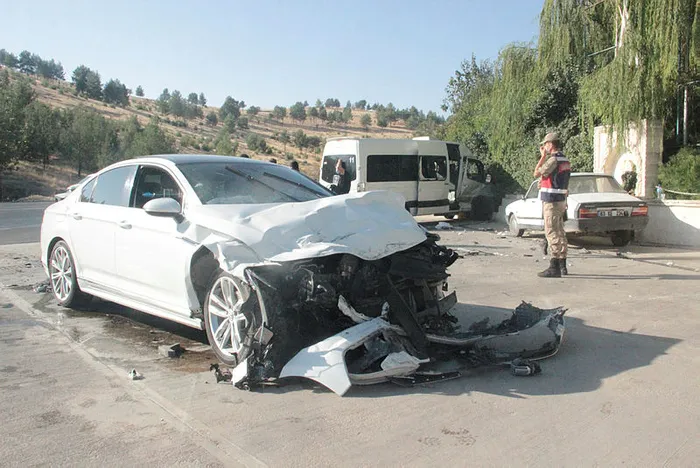 Son dakika: Şanlıurfa’da işçi servisi ile otomobil çarpıştı: 15 yaralı - 2
