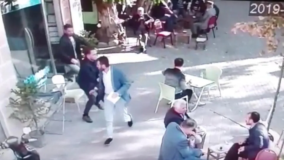 Eşiyle ilişkisi olduğunu öğrendi, şantajla 52 bin lirasını aldı