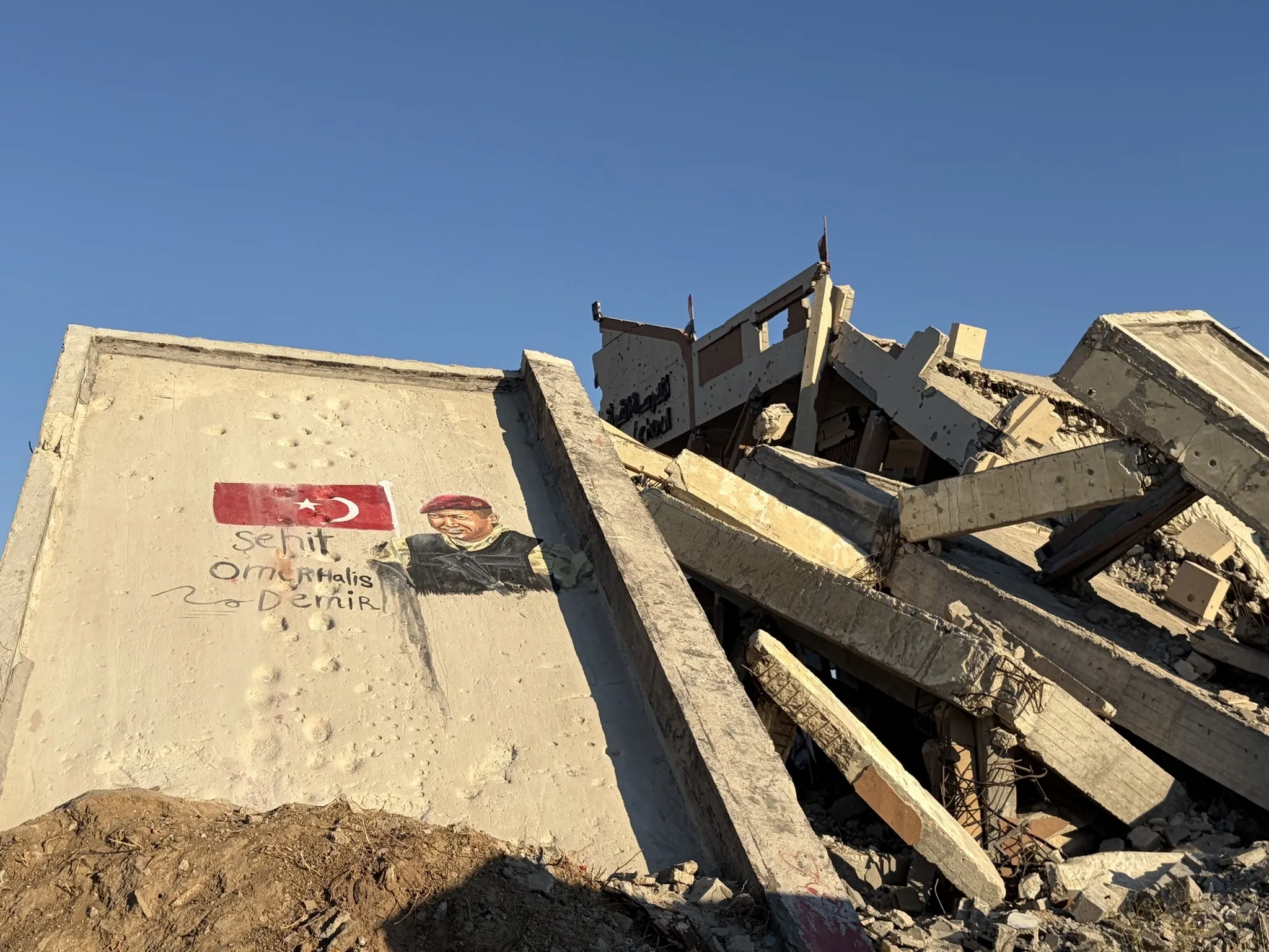 Gazze'den 15 Temmuz'a anlamlı vefa: Şehit Ömer Halisdemir'in resmini çizdiler