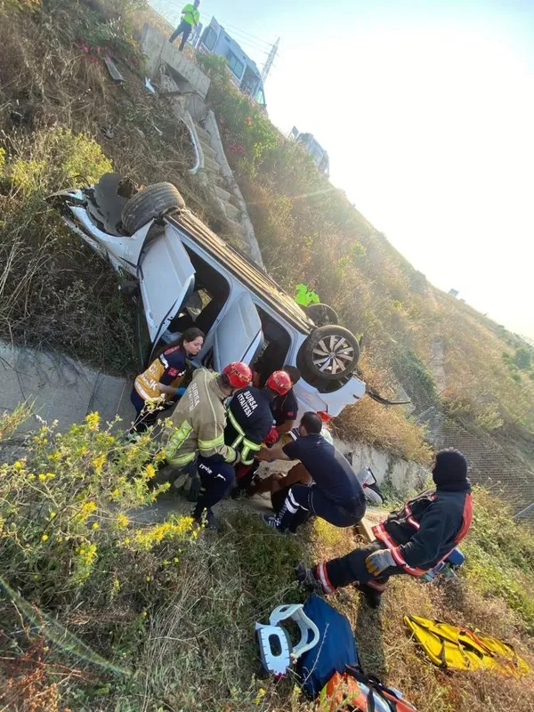 1689253022498.jpg Bursa'da feci kaza! Gurbetçi aile, otomobil ile şarampole düştü; 1'i bebek, 2'si çocuk 5 yaralı - 3