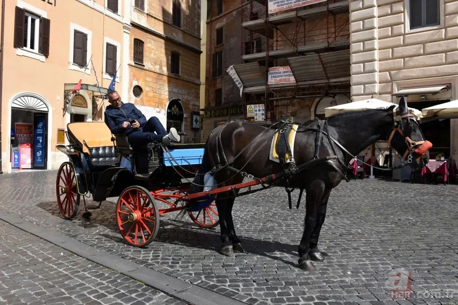Papa Francis, koronavirüs karantinasında olan Roma caddelerinde gezindi 7