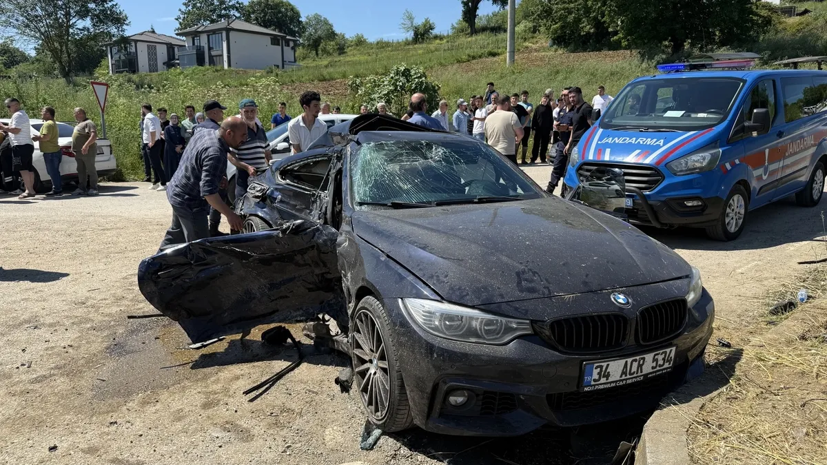 Sakarya'da iki araç çarpıştı! Ortalık savaş alanına döndü: 1’i ağır 7 yaralı
