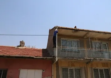Eskişehir’de korkutan şaka! Evin balkonuna asıldı gören gözlerine inanamadı
