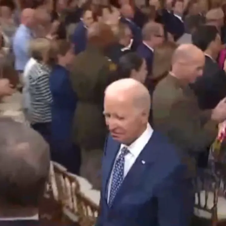 Biden öyle bir şey yaptı ki! Salondakiler şaştı kaldı