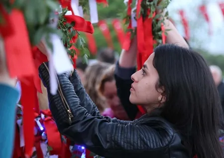 Hıdırellez duası okunuşu ve faziletleri | Hıdırellez Bayramında ne zaman, nasıl dilek dilenir? Gül ağacına dilek asma adeti yapılışı