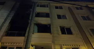 Eşine sinirlenip evini yaktı