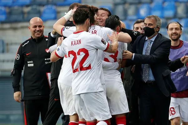 1616876441300.jpg Başkan Recep Tayyip Erdoğan'dan Norveç galibiyeti sonrası Türkiye A Milli Futbol Takımı'na tebrik telefonu: "Kollektif futbolun dersini verdiniz" - 1