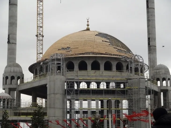 Taksim Camii minaresi külah bölümü yerleştirildi