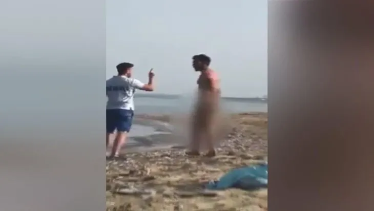 KKTC’de plajda çıplak gezen adama vatandaştan meydan dayağı