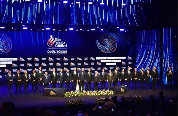 turkiyenin-akademi-odulleri-sahiplerini-buldu-ilim-yayma-odulleri-takdim-toreninde-prof-dr-ibrahim-akdumana-50-1702757929619.jpg