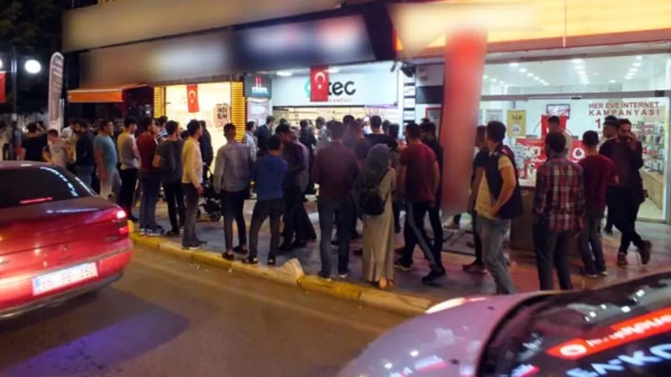 Yozgat'ta kontrolden çıkan otomobil iş yerine girdi