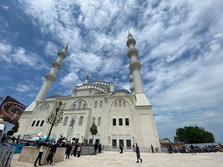 Başkan Erdoğan’ın açılışını yaptığı Uzun Mehmet Camisi'nde ilk Cuma namazı kılındı