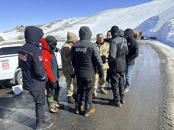 Van-Hakkari kara yolunda çığ tehlikesi! Ekipler gerekli kontrolleri yaptı - 4