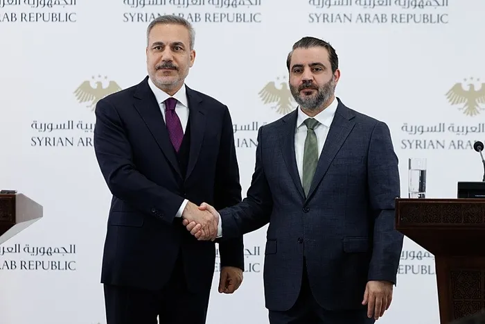 disisleri-bakani-fidan-sdg-suriye-ordusuna-entegre-olmali-1766418003440.jpeg Dışişleri Bakanı Hakan Fidan (solda), Suriye Dışişleri Bakanı Esad Hasan Şeybani (sağda) ile Şam'daki görüşmesinin ardından düzenlenen ortak basın toplantısında konuştu. (AA)