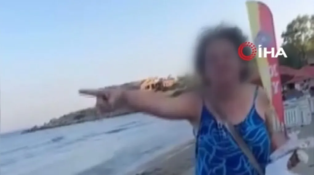 İzmir'de tesettürlü kadına plajda saldırı!