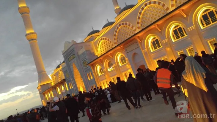 Büyük Çamlıca Camii’nde tarihi kalabalık!