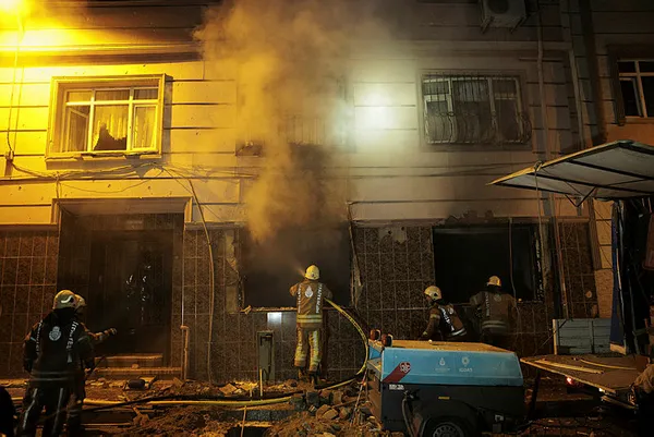 fatihte-igdasin-dogal-gaz-alt-yapi-calismasi-sirasinda-patlama-10-yarali-1668626866059.jpg Fatih'te İGDAŞ'ın 🔥 doğal gaz alt yapı çalışması sırasında patlama: 10 yaralı | İşte olay yerinden savaş gibi görüntüler... 🚨 - 8
