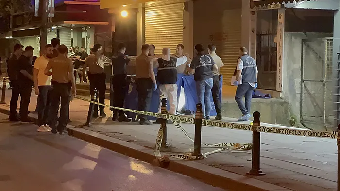 bahcelievlerde-sokak-ortasinda-silahli-saldiri-1-olu-1-yarali-1725074288927.jpg Bahçelievler'de sokak ortasında silahlı saldırı: 1 ölü 1 yaralı - 1