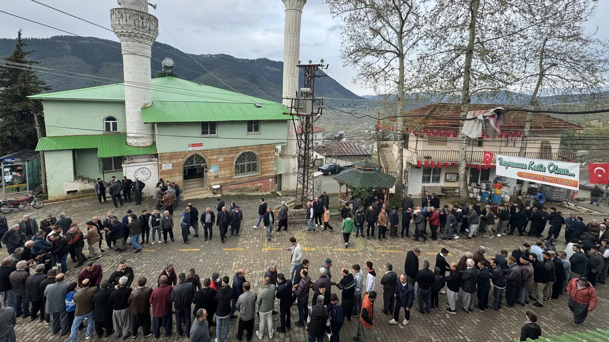 Mersin'de mahalleli bayramlaşma geleneğini sürdürüyor
