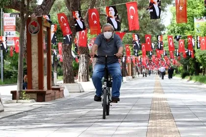Caddeler parklar onlara kaldı! 65 yaş üstü vatandaşlar yeniden sokaklarda