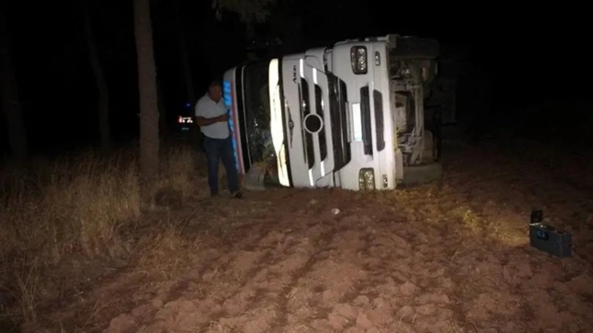 Bakır kablo yüklü tır devrildi: 1 yaralı