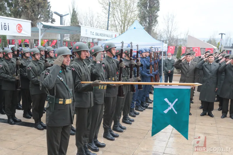 Çanakkale Zaferi'nin 108. yıl dönümü! "Çanakkale geçilmez" yazılı altın madalya Türk bayrağına takıldı 17