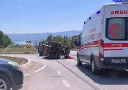Tokat’ın Niksar ilçesinde traktör ile hafif ticari araç çarpıştı: İkiye ayrılan traktörün sürücüsü ağır, 5 kişi yaralandı