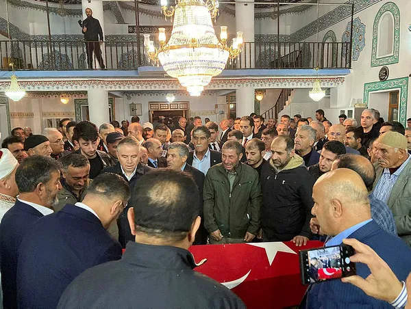 baskan-erdogan-sehit-polis-cihat-ermisin-babasi-ile-telefonda-gorustu-1696945188263.jpg Başkan Erdoğan şehit polis Cihat Ermiş’in babası ile telefonda görüştü - 7