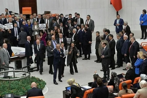 chp-dem-ve-tipten-gazi-mecliste-buyuk-saygisizlik-anayasa-kitapcigini-firlatan-isim-teroristlerden-oy-isteyen-1706635167508.jpeg CHP, DEM ve TİP'ten Gazi Meclis'te büyük saygısızlık! Anayasa kitapçığını fırlatan isim PKK'dan oy isteyen CHP'li Aysu Bankoğlu... - 1