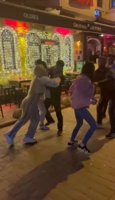 Sevgilisini başka kadınla yakalayınca ortalık karıştı! Taksim’de hareketli gece