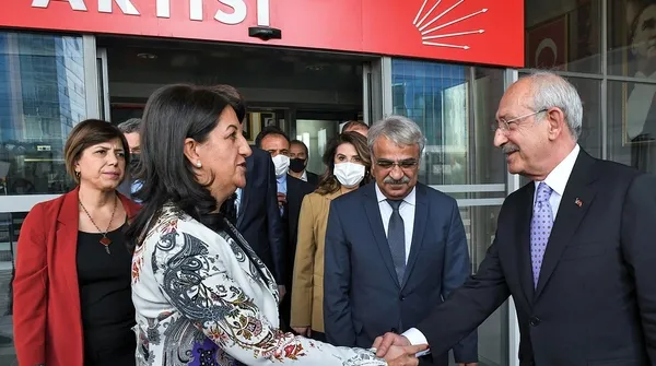 hdp-mitinginde-terorist-basina-ozgurluk-naralari-1659895891545.jpg HDP mitinginde terörist başına 'özgürlük' naraları - 2