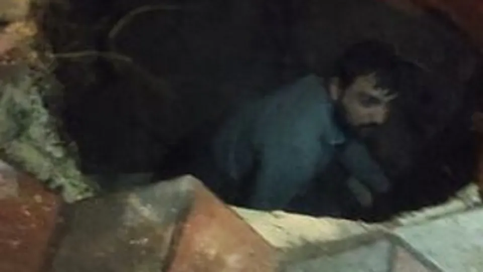 Yolda yürürken bir anda kendini yer altında buldu! İmdadına yetiştiler