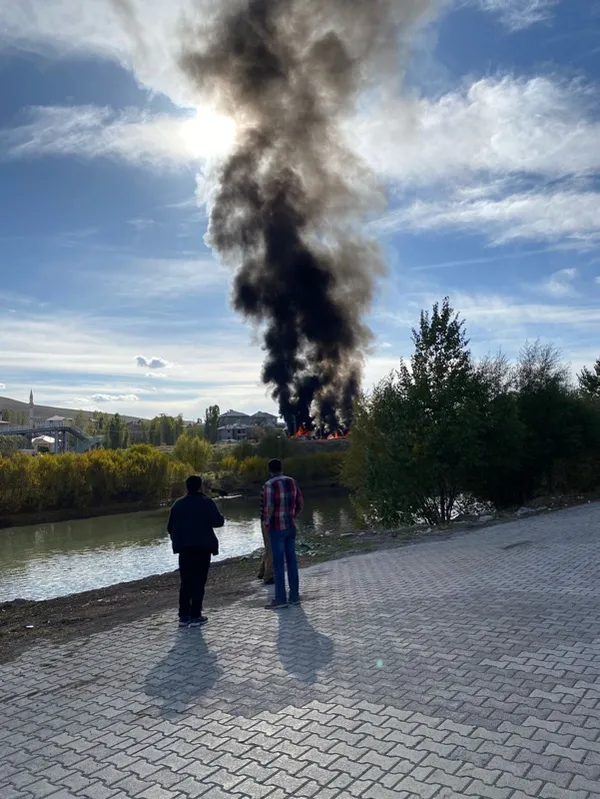 SON DAKİKA! Ağrı’da feci kaza! Yolcu otobüsü iki kamyona çarptı: Ölü ve yaralılar var