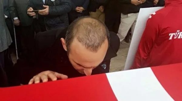 Valerios Leonidis, Naim Süleymanoğlu'nun tabutunu öptü - 1