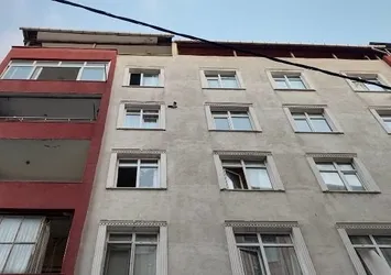 Küçükçekmece’de aile dehşeti! Ailesini rehin aldı: Polisi görünce balkondan atladı